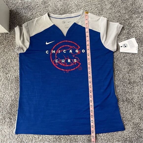 Chicago Cubs Nike Women's Slub Performance V-Neck Boxy T-Shirt - Silver/Royal - Picture 14 of 14